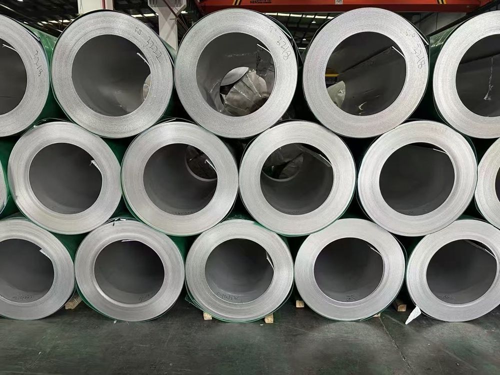 镍价逆势飙涨4.88%，库存高位缓慢去化——供应收缩预期压倒库存压力